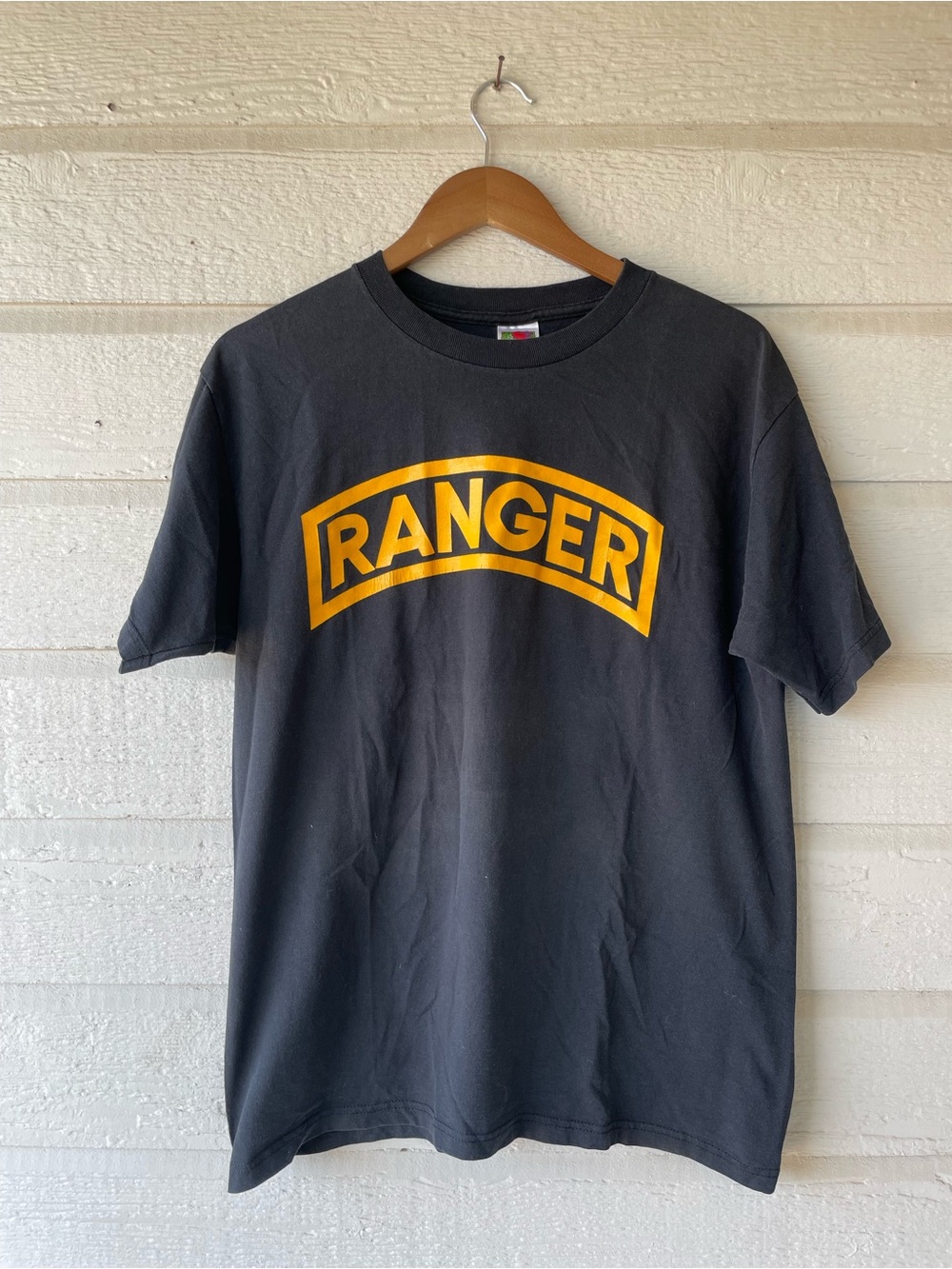 Vintage Black Men's Army Ranger T-Shirt Crewneck size Large Fruit of the Loom